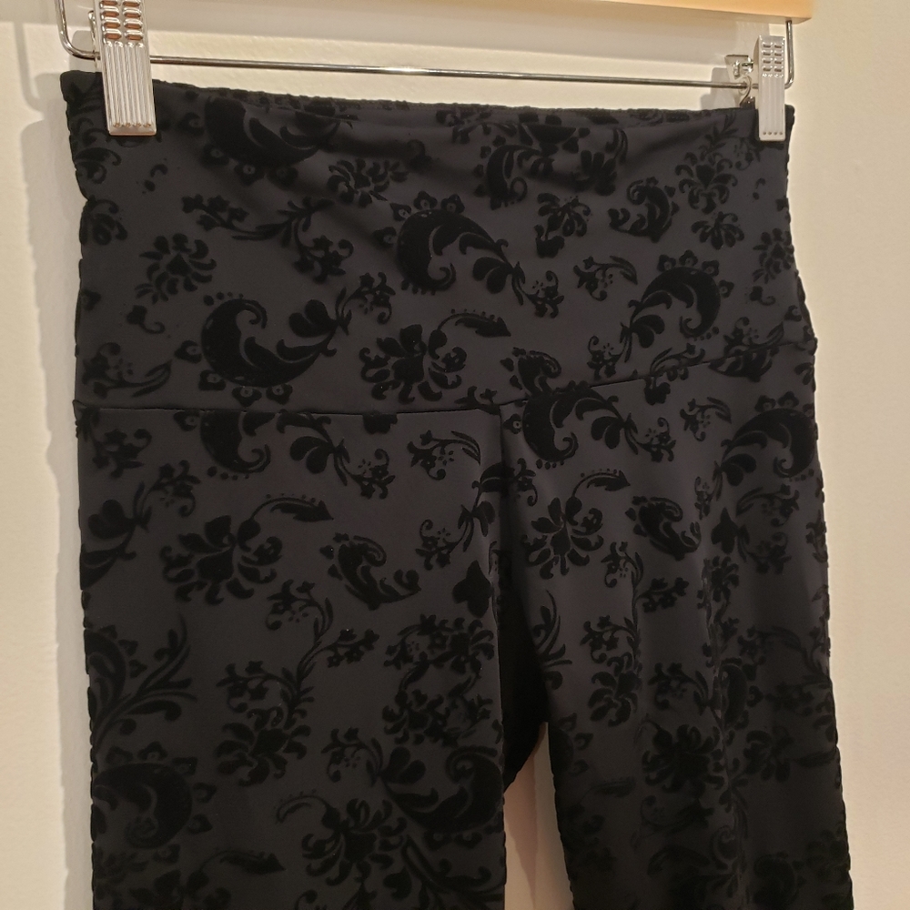Onzie Black Velvet Printed Leggins Size M/L